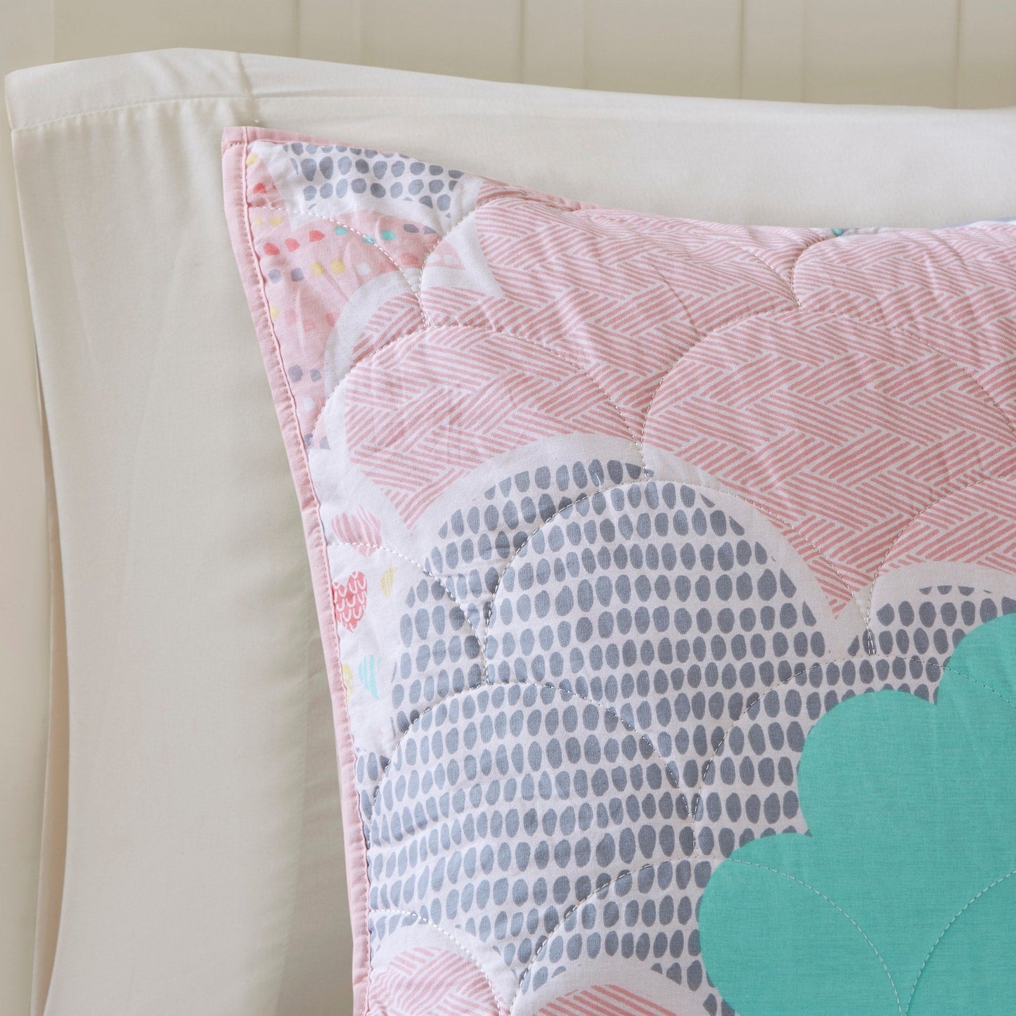 Intelligent Design Kids Bliss Pink Reversible Cotton Quilt Set with Throw Pillows